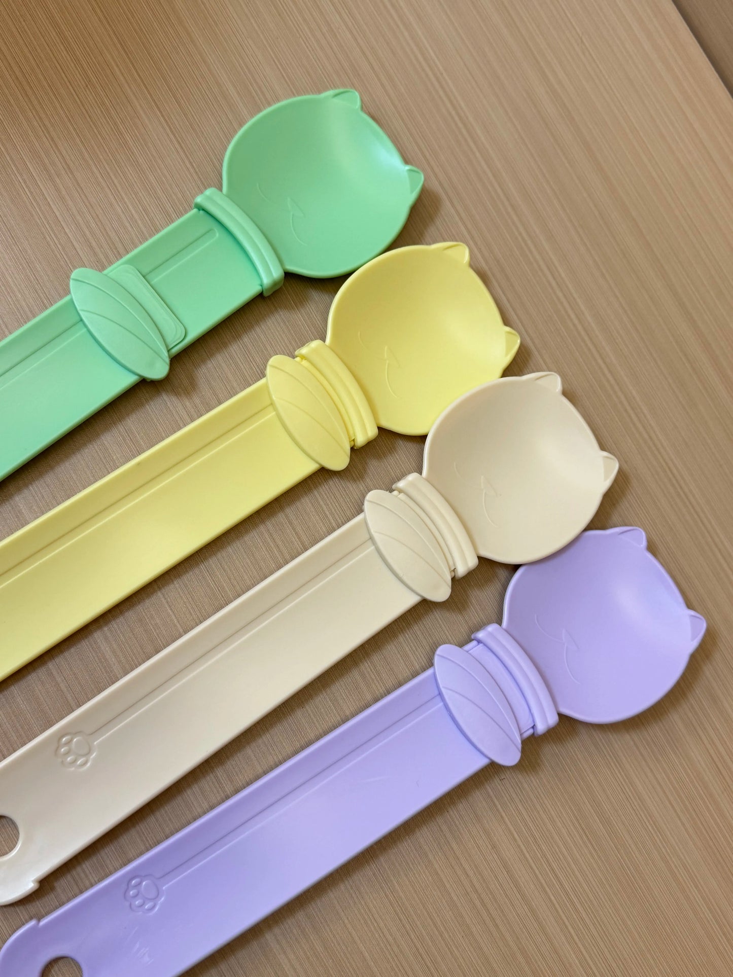 4-Pack Cat Feeding Squeeze Spoon for Wet Treats and Liquid Snacks
